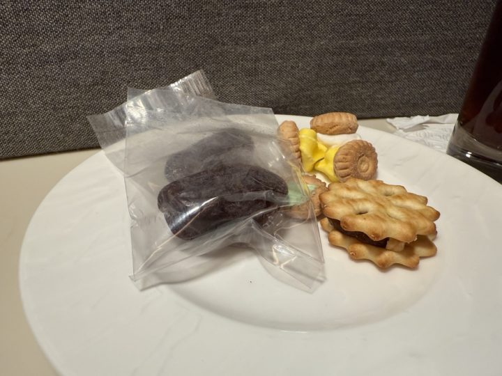 打發時間的小零食，左邊一顆一顆的是著名的椰棗