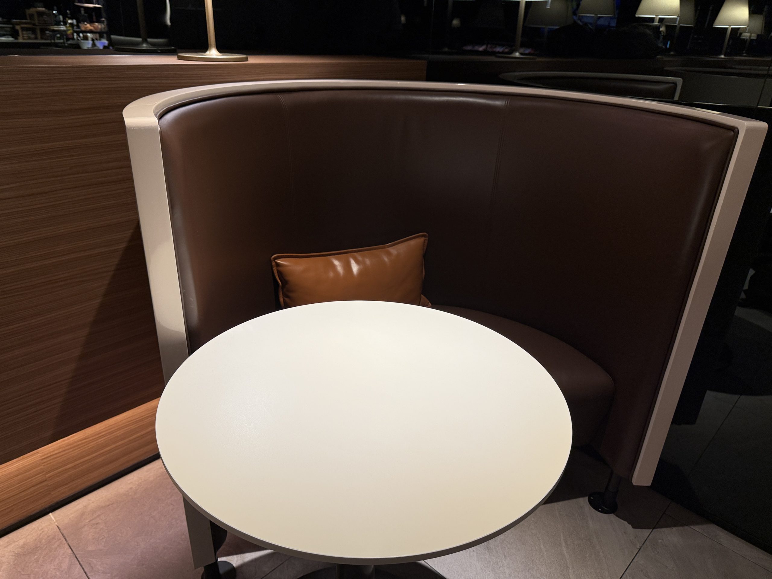 圓桌不是擺在正中央,用餐有些侷促